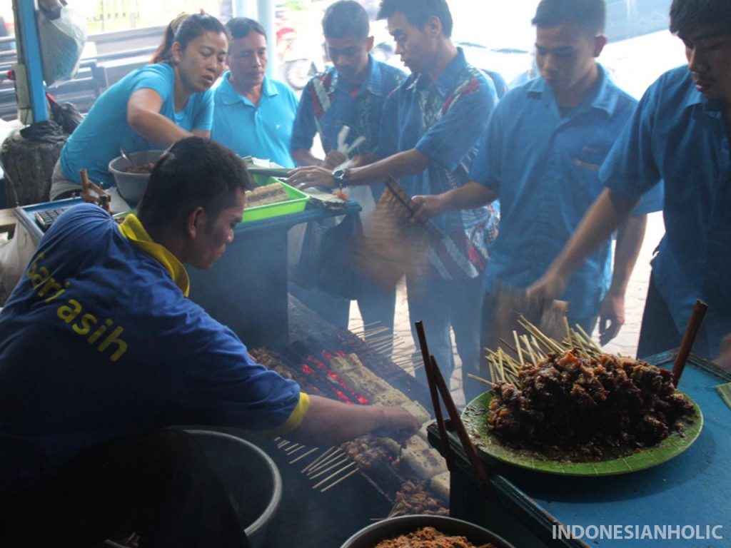 Proses Pembakaran Sate dan Ketan