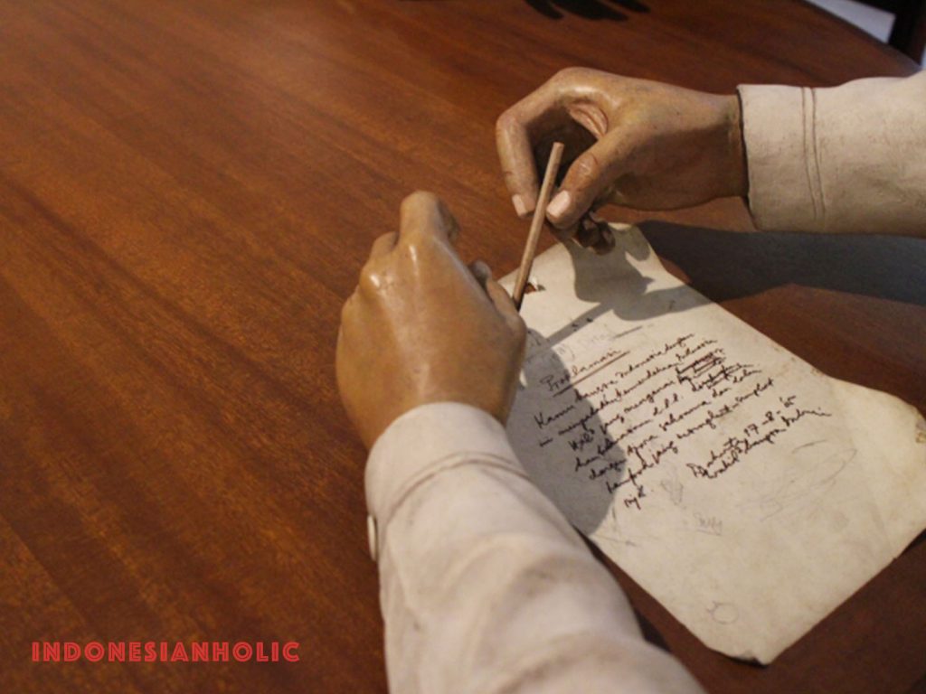 Ir. Soekarno menulis Naskah Pertama Teks Proklamasi