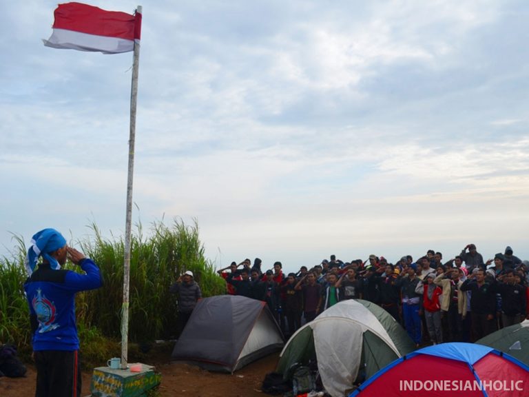 Upacara saat pendakian Gunung Ungaran